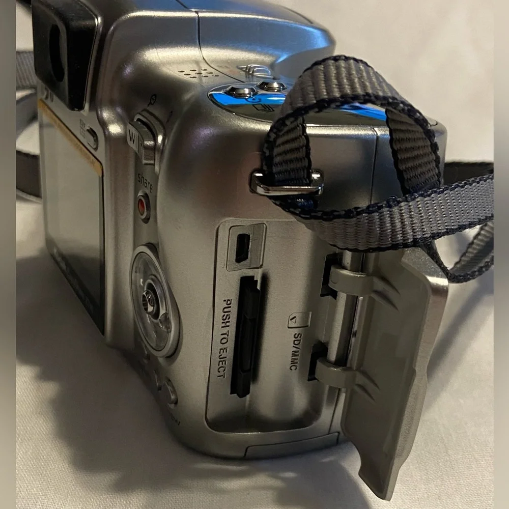 Kodak EasyShare Z710 7.1MP Digital Camera Silver W/ SD Card. Tested - Works
